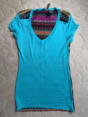 BKE Turquoise V-Neck Short Sleeve Tee with Multicolor Pattern on Shoulders&Back